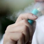 吸电子烟后全身热上车吹冷气 马男失去知觉口吐白沫毙命-棋牌技巧-棋牌策略-棋牌网论坛